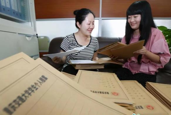 高校辅导员工资有多少？看到工资条后，才明白为啥导员这么吃香