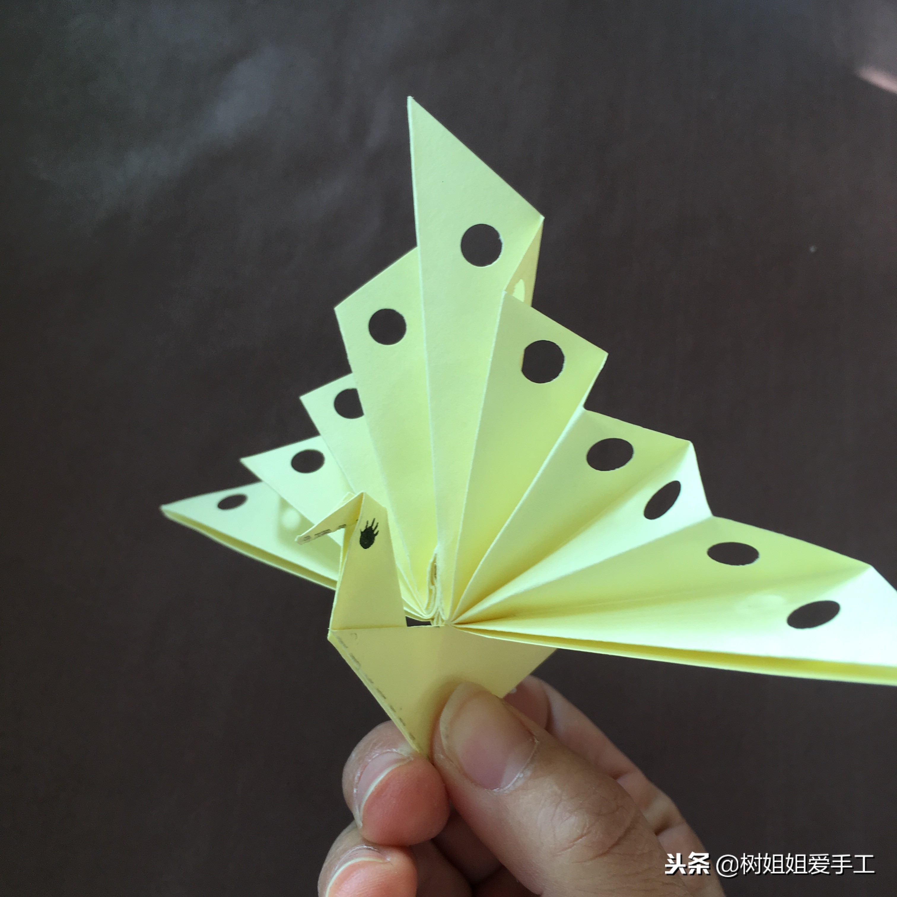 亲子手工：1张正方形折出开屏孔雀的方法