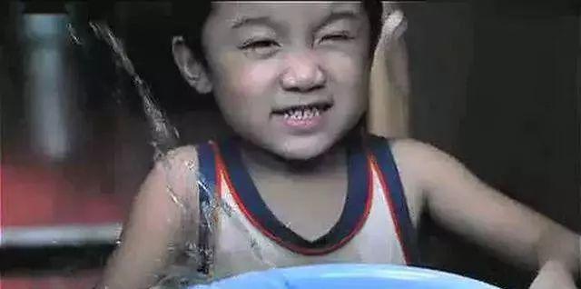 《家有儿女》播出16年，张一山杨紫走红，“小雨”尤浩然为啥糊了