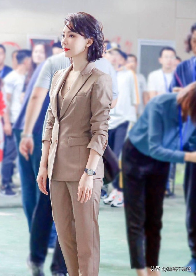 陈数带火了一种穿法，叫“西装+烟管裤”，很适合四五十岁的女人