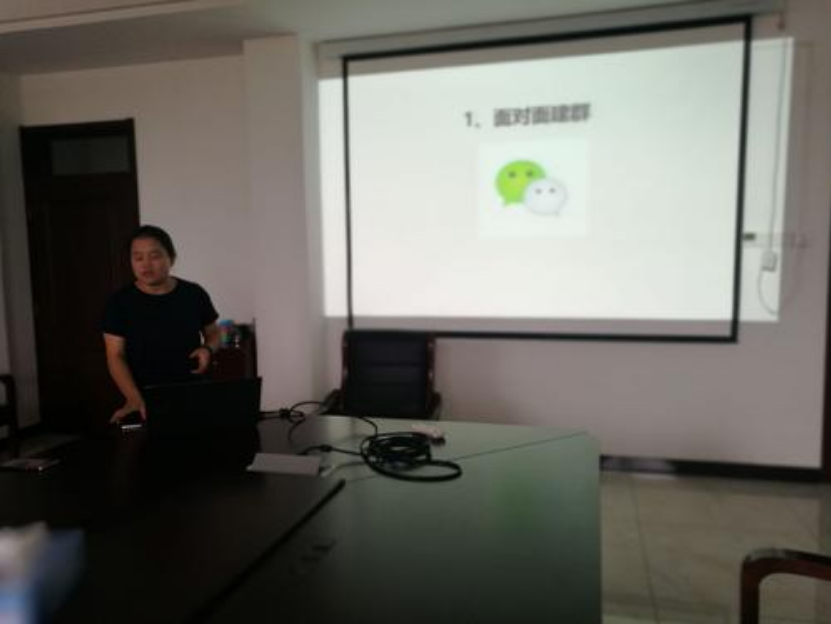 大学老师课堂“花式点名”，防翘课使浑身解数，学生表示不服不行