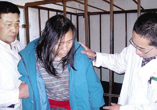 女大学生嫁给农民工，为其生下两个孩子后，竟开始变得离奇疯癫