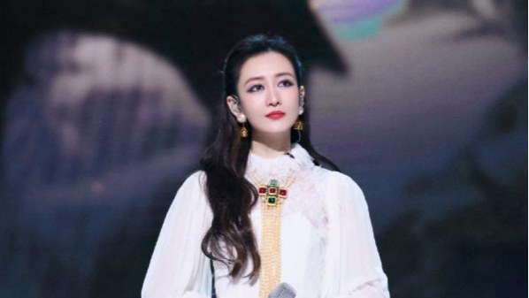 参与演唱这首《逆光》的有那英,张柏芝,胡静,王鸥,杨钰莹五个人,她们