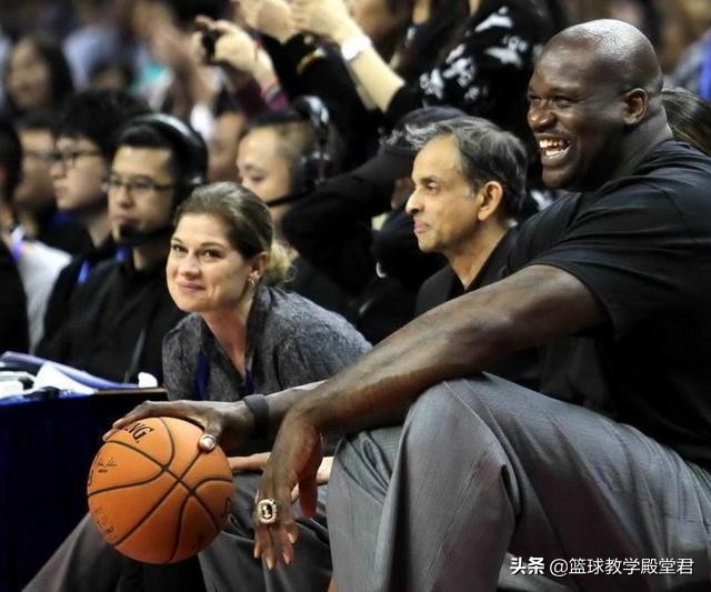 怎么用一只手抓起篮球(NBA单手抓球谁最帅？乔丹麦迪成经典，一人仅用两手指就将球拿起)