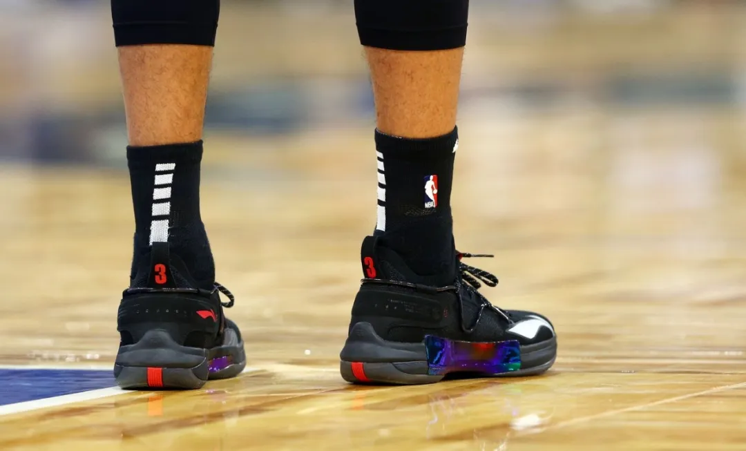 勇士今天打开拓者格林穿的鞋叫什么(NBA球员上脚：伦纳德的NB篮球鞋，锡安穿新配色AJ34)