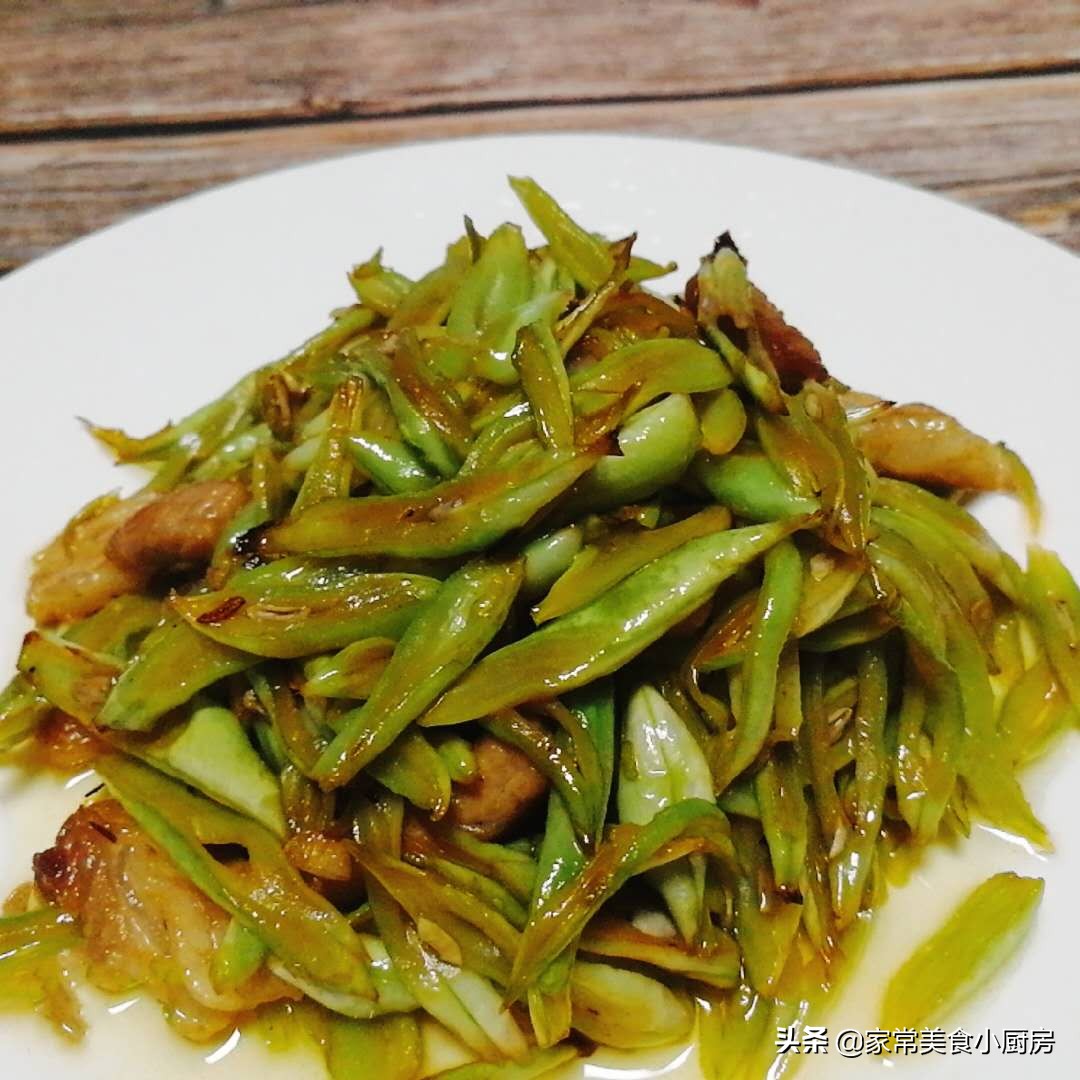 豆角这样炒熟得快入味足，口感脆嫩，不过油不焯水，5分钟就出锅