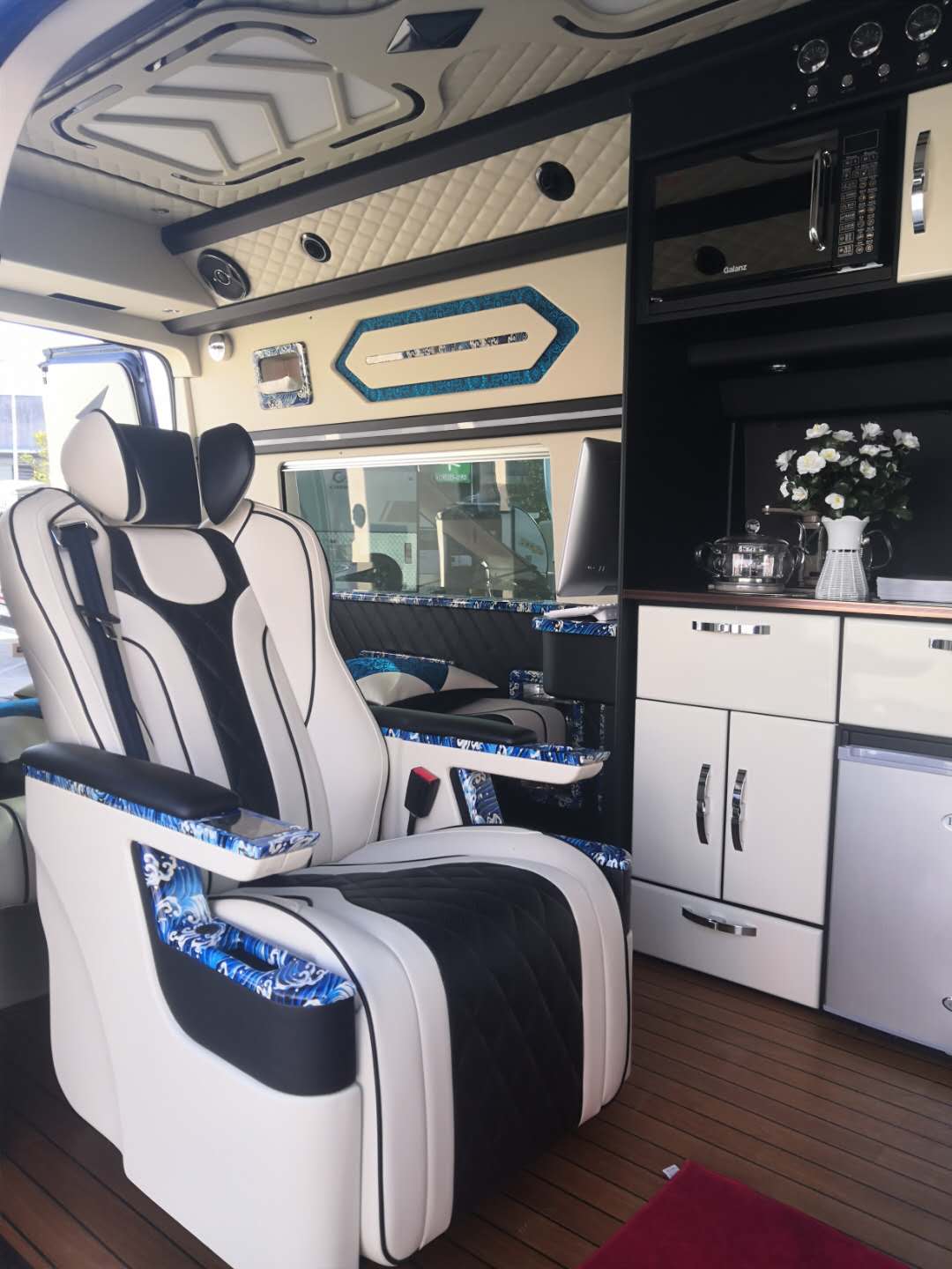 成功商务人士适用车推荐——江铃福特·新世代全顺豪华商旅车