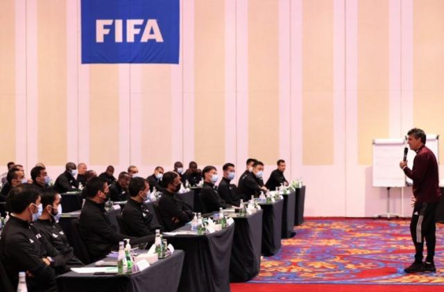 2018世界杯日本主裁判(马宁参加FIFA裁判研讨会，执法世界杯面临激烈竞争)