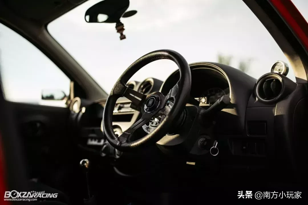 那台惨遭停产的日产小车玛驰，泰仔却玩的如此精彩绝伦