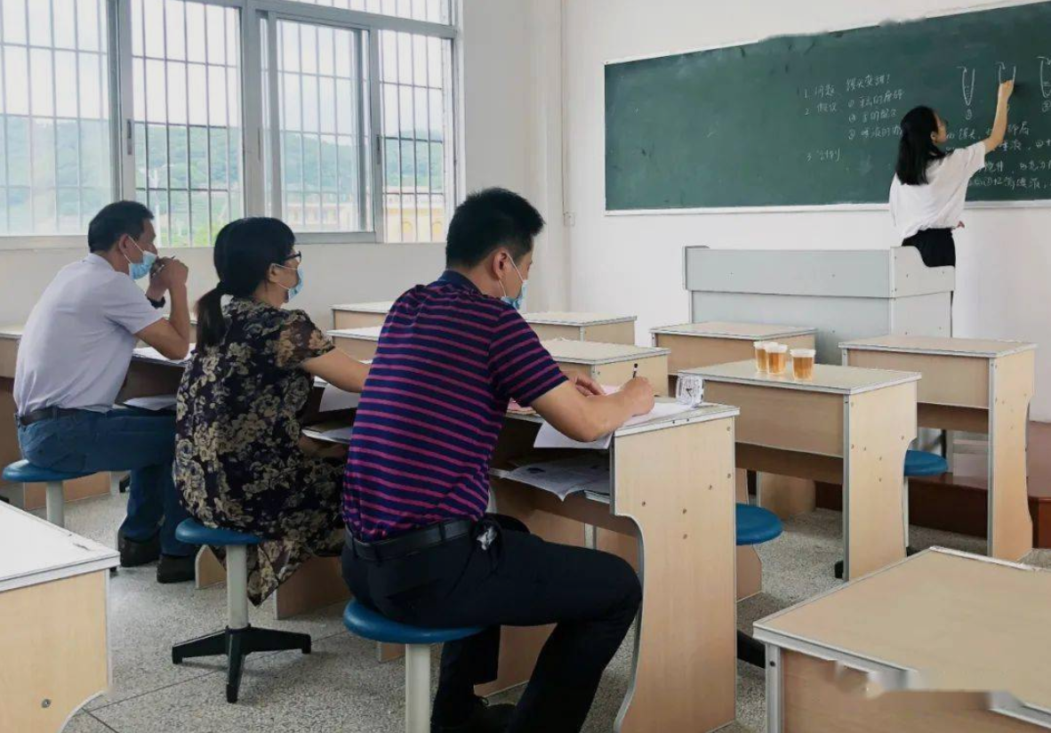 河南师大毕业生面试小学教师，遭受拒绝，众人感叹：快升级为211