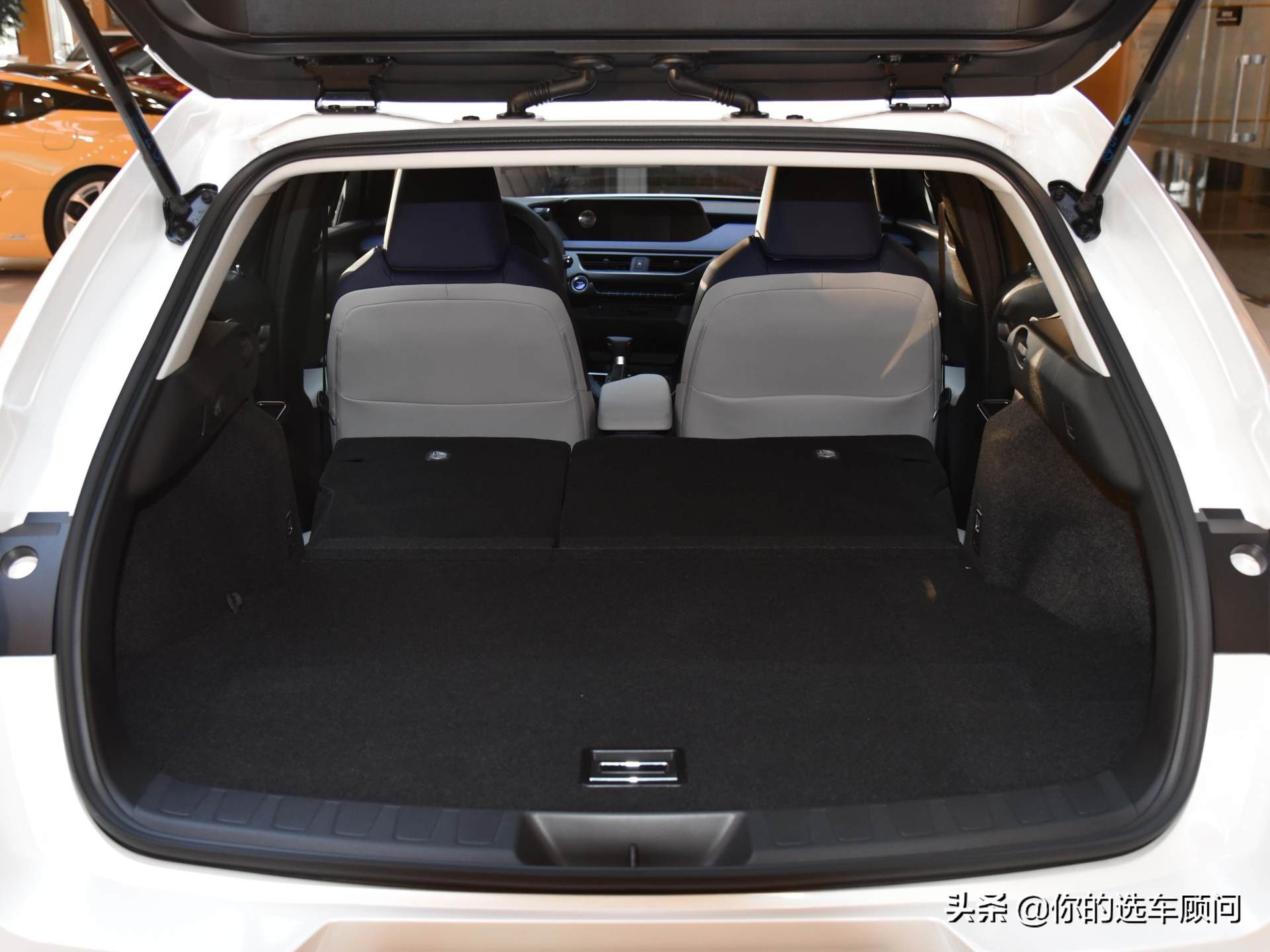 入门级价格原装进口，4.6L油耗的日系豪华SUV，带你看雷克萨斯UX