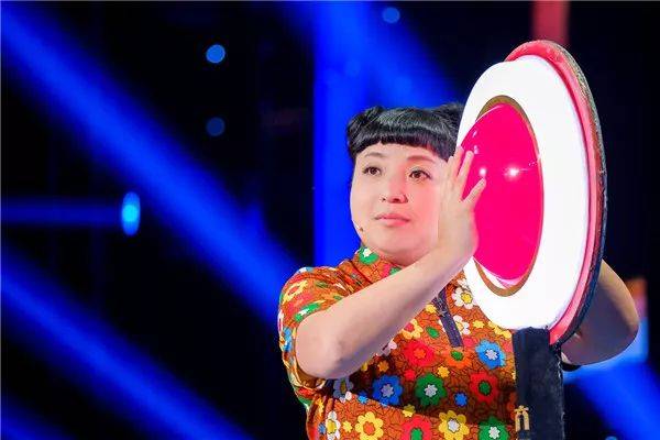 从路人皆知到无影无踪,患抑郁症的"笑星"何晶晶,如今怎样了