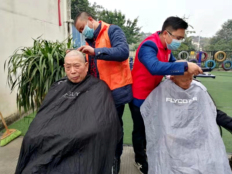 众扶高新志愿者养老院里服务忙