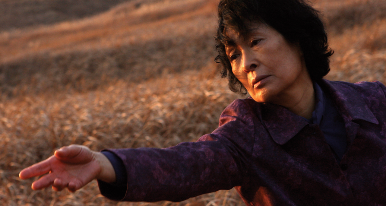 奉俊昊导演的《母亲》揭示了母性的复杂内涵：她是暴戾的真正黑手