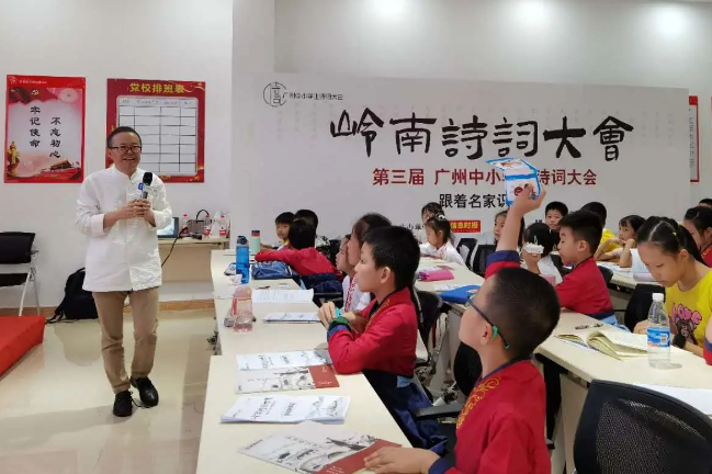 但愿人长久里的“长久”是何意？90%的人答错，学生：老师教错了