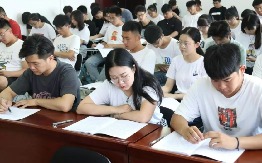毕业时能留校任职的大学生，都是何等人物，其实没你想得那么难