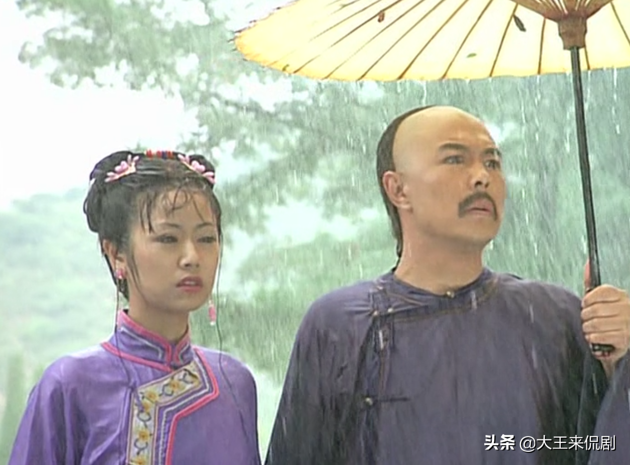 小燕子淋雨一身泥无人管，为何紫薇却“众星捧月”？皇上都去伺候