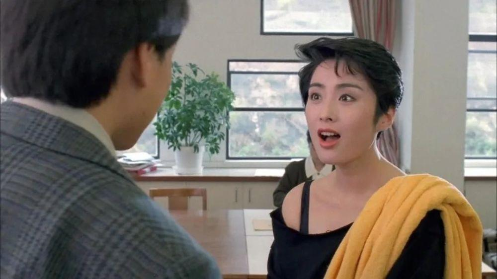 金牌班主任何敏(她参演了5部《逃学威龙》,戏份却越来越少,从女主逐渐