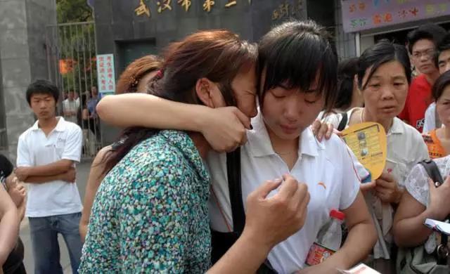 老照片回顾高考43年：哪一年最惊心动魄？