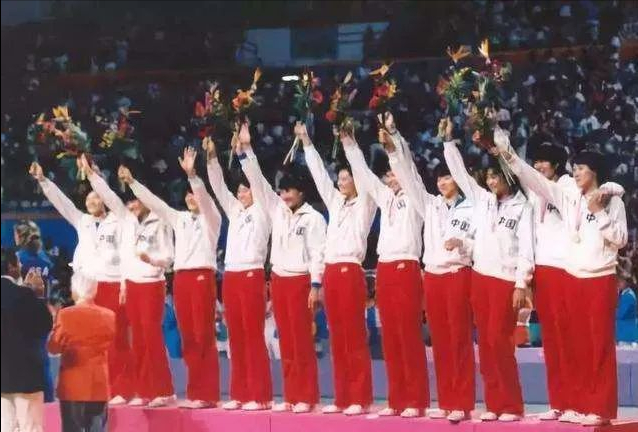 1998女排世锦赛决赛中国古巴(郎平与中国女排这八年：两度受任危难之际，七仙女替白银一代圆梦)