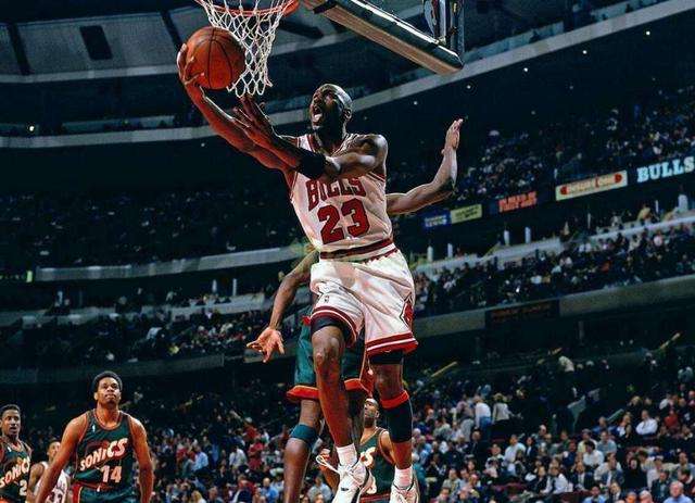 nba有哪些聯(lián)盟第一人</h2>

<p>　　拉塞爾</p>

<p>　　比爾·拉塞爾的外號是指環(huán)王，因為他一共擁有11枚總冠軍戒指，一雙手都帶不下。在13年的職業(yè)生涯中，他5次榮膺常規(guī)賽MVP，12次入選NBA全明星陣容并在1963年榮膺全明星MVP，3次入選NBA最佳陣容一陣，8次入選NBA最佳陣容二陣，4次榮膺NBA籃板王，1969年入選NBA最佳防守陣容一陣（此獎項1969年開始頒發(fā)）。拉塞爾可以說是當(dāng)時那個年代毋庸置疑的第一人，只不過由于轉(zhuǎn)播技術(shù)落后和網(wǎng)絡(luò)不發(fā)達，中國球迷對他的信息了解得較少。拉塞爾對NBA聯(lián)盟的影響有多大？看看總決賽MVP獎杯的名字就知道了。</p>

<p>　　倫納德<img alt=