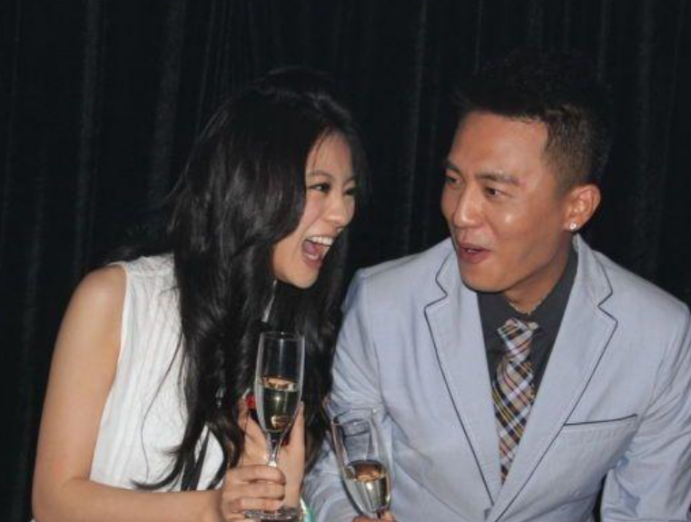 一片非议中,杜淳与杨璐维持了长达3年的恋爱.