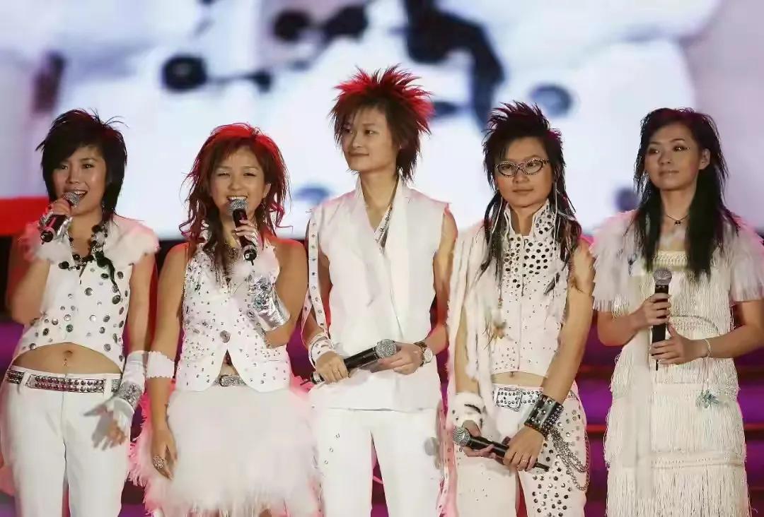 2004年,四川音乐学院搞了个校园歌手大赛,何洁报了名