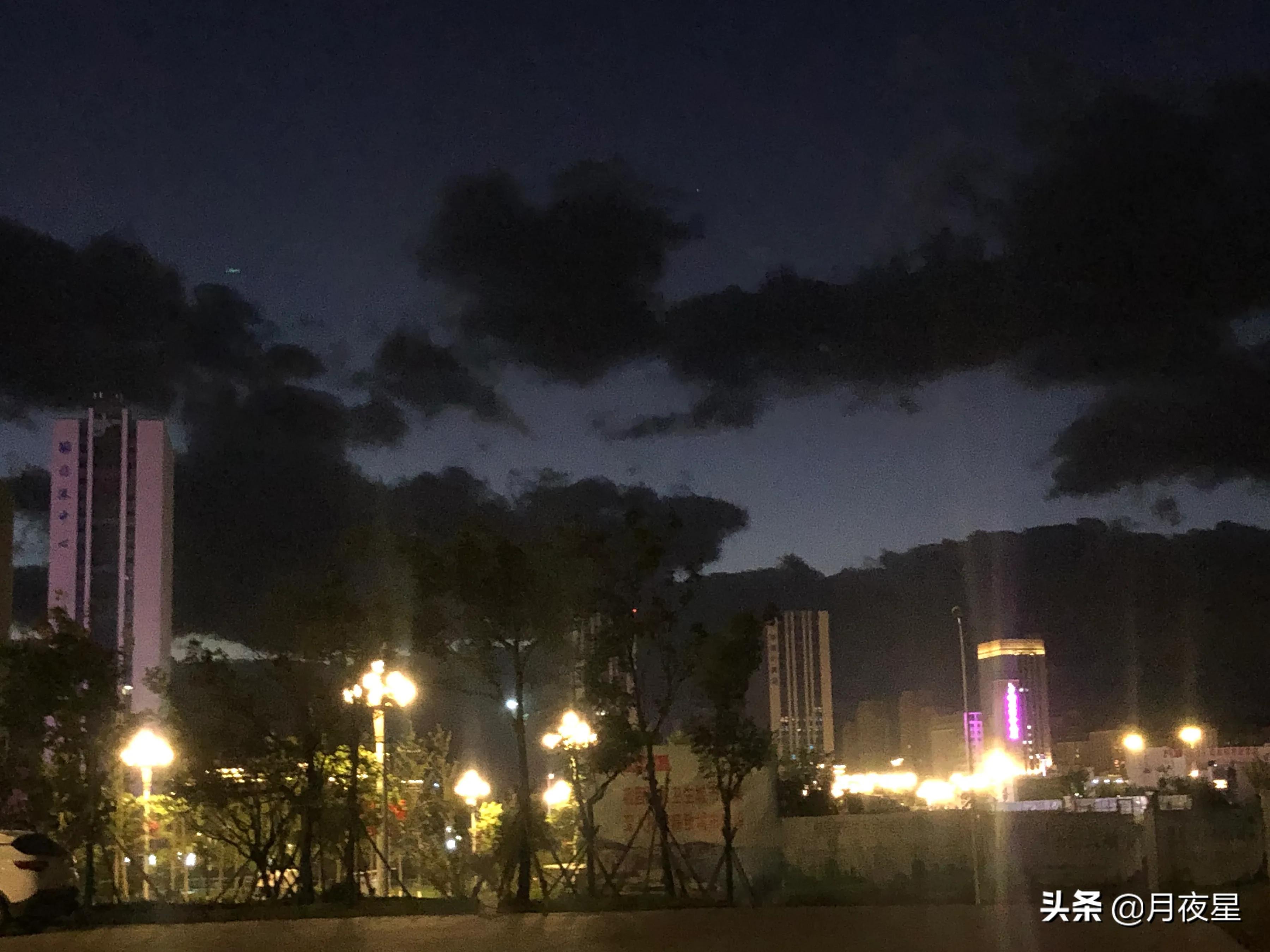 城市的夜色，总是令人迷醉