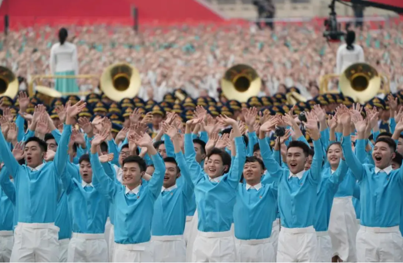 今天，这群大学生在天安门广场为党献上特别祝福！