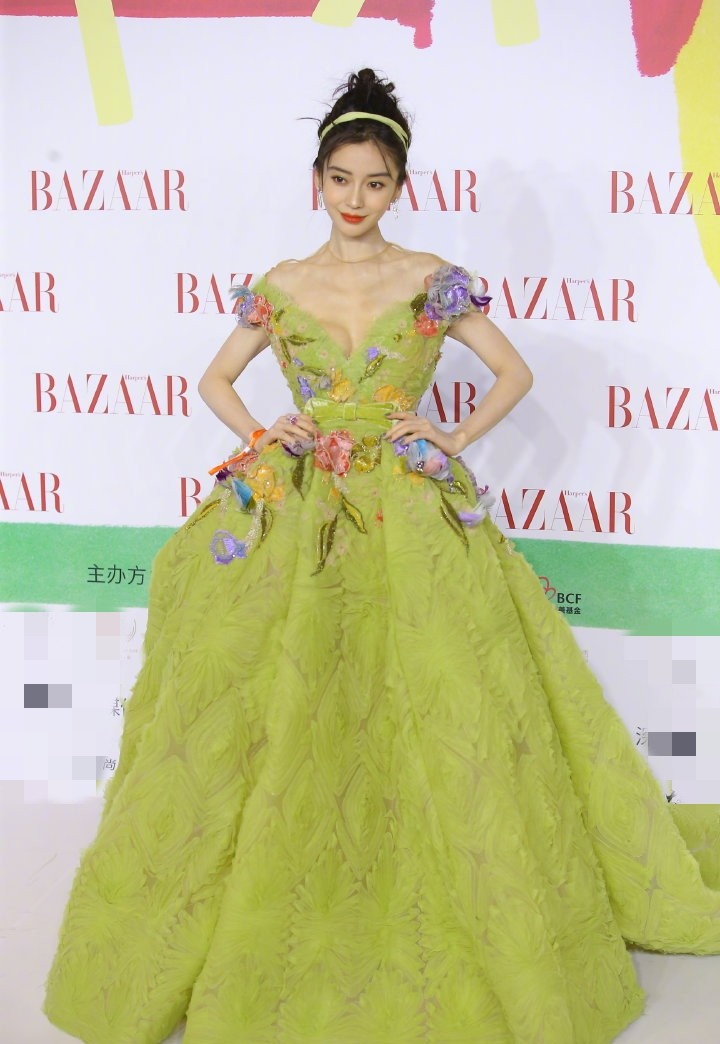32岁杨颖身穿绿色花朵裙,腰肢纤细锁骨好抢镜,网友:在逃公主