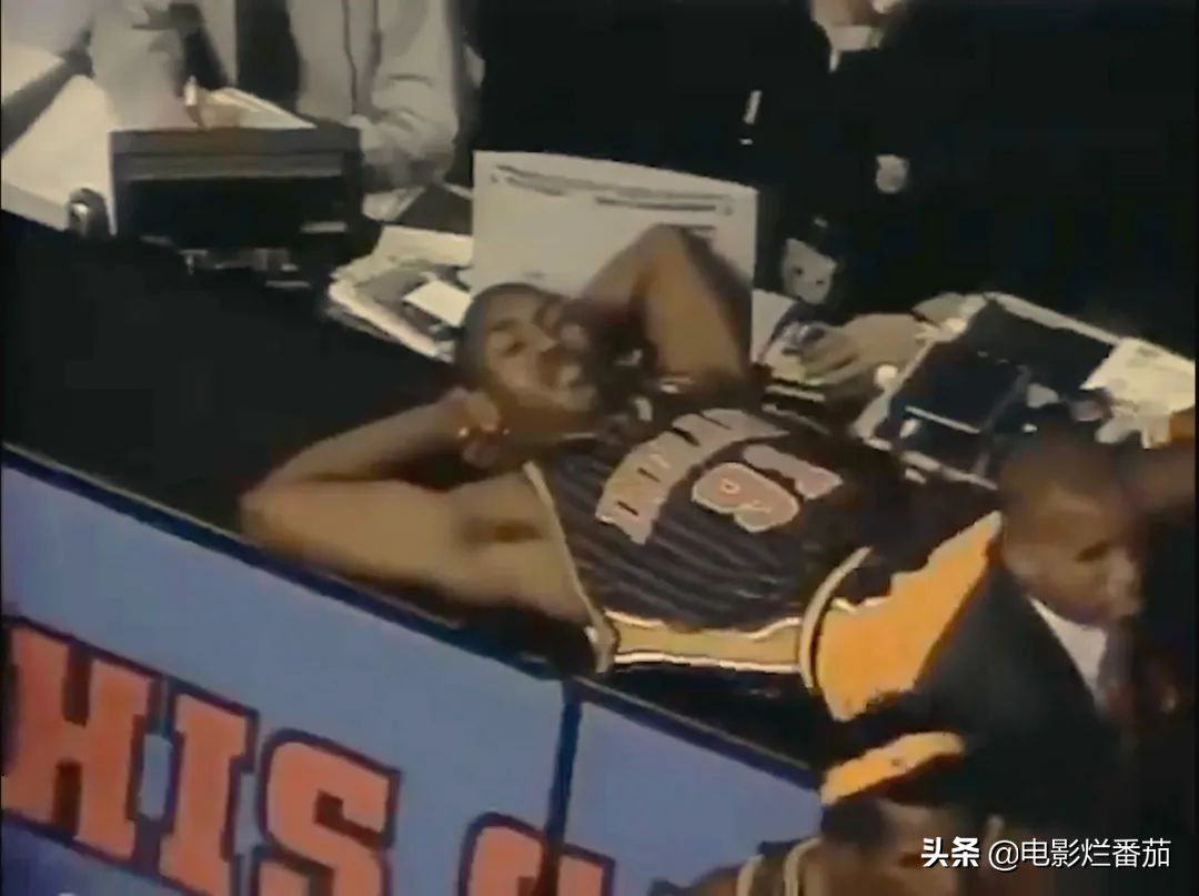 nba球星有哪些紀(jì)錄片（史上最慘烈的NBA斗毆現(xiàn)場(chǎng)！這部紀(jì)錄片，揭開(kāi)奧本山宮殿沖突之謎）