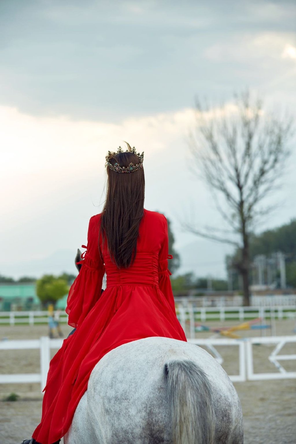 公主骑马的图片(孙嘉璐花冠公主骑马大片,花冠红衣骏马美人,英姿飒爽