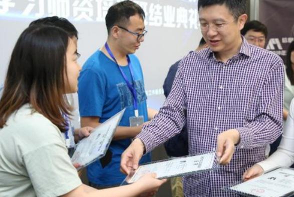 2021高考生想当老师选啥专业？4门学科需求量大，就业前景很好