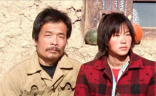 深山光棍为传宗接代，120元买下被拐大学生，两人与牲畜同住17年