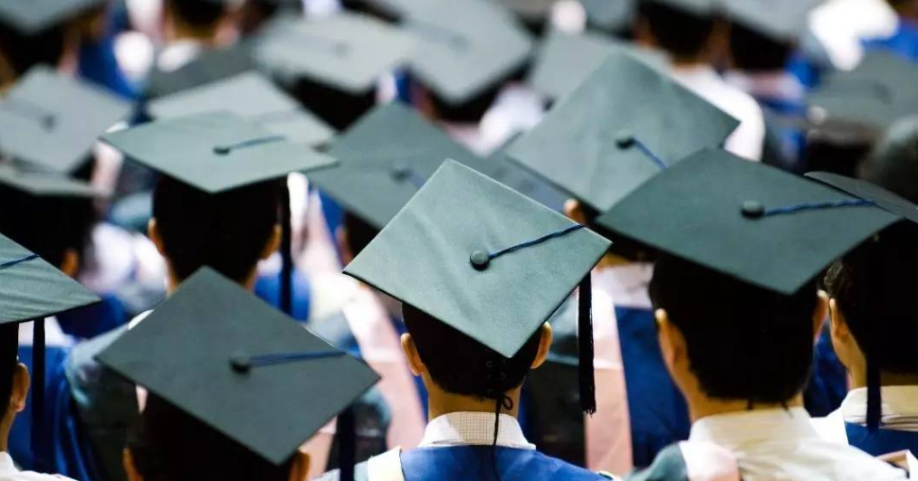 高考女状元黄亦陈：她拿到的奖金，父母不吃不喝10年才能攒下