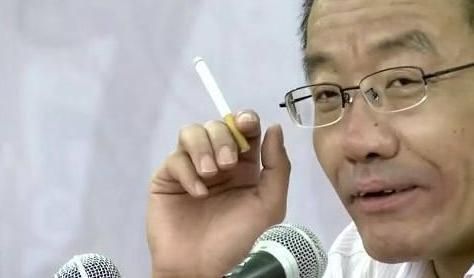 老师上课烟不离手，学生却无半点抱怨，这位复旦教授究竟有何魅力