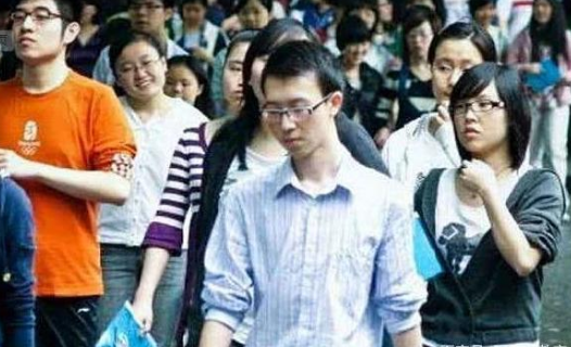 重庆高考考生659分，却因父母行为无校可上，泪洒当场只能复读