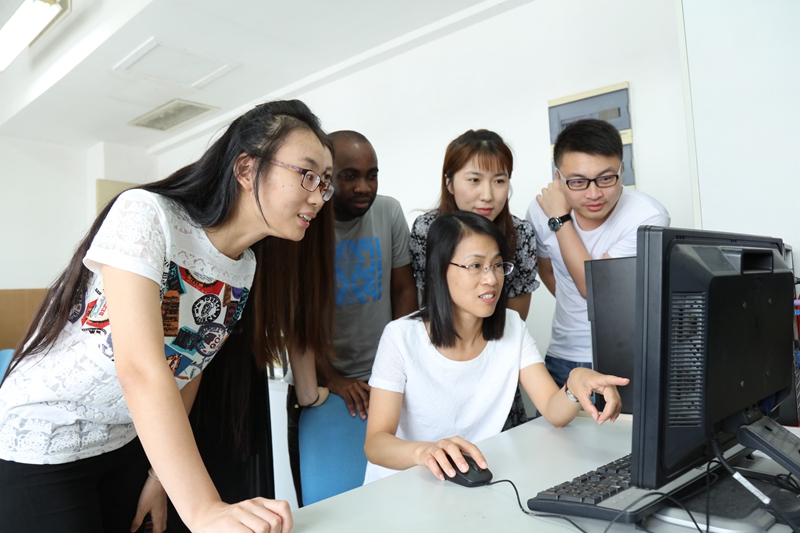 “文言文式”假条走红网络引热议：学生个个是人才，辛苦老师了