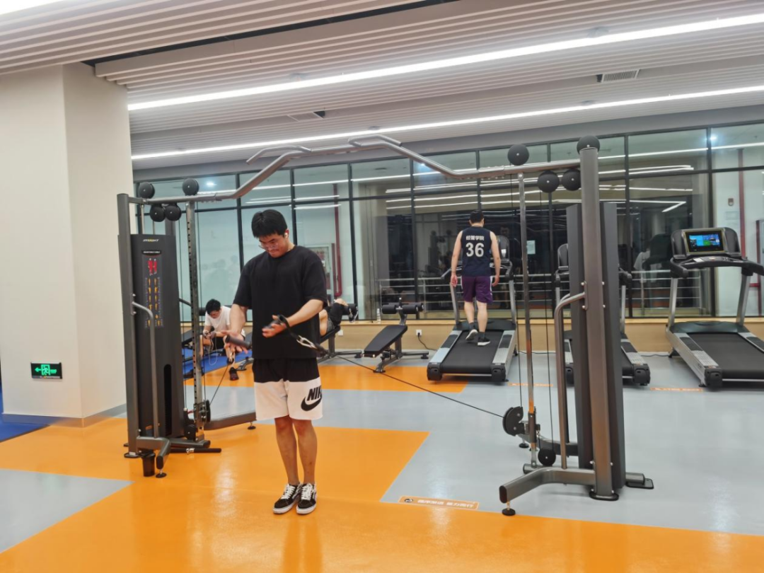 夏日运动好去处+1！江湾校区综合体育馆等你来！