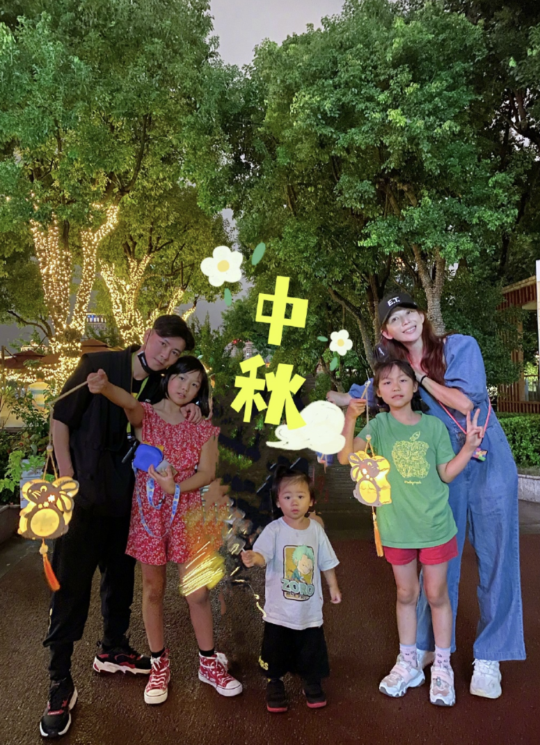 张晋独自带儿子画面被拍，父子同回公寓，鱼蛋蹦蹦跳跳活泼可爱