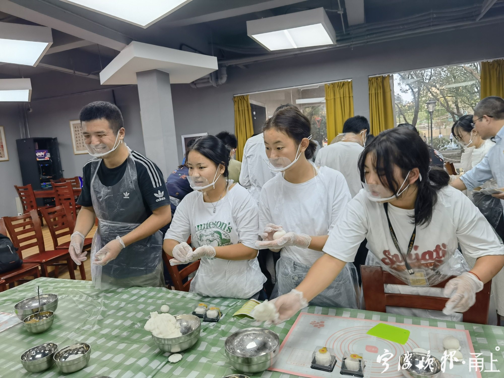 看海、逛天一阁、做月饼…… 凉山娃在宁波的第一个中秋节多姿多彩