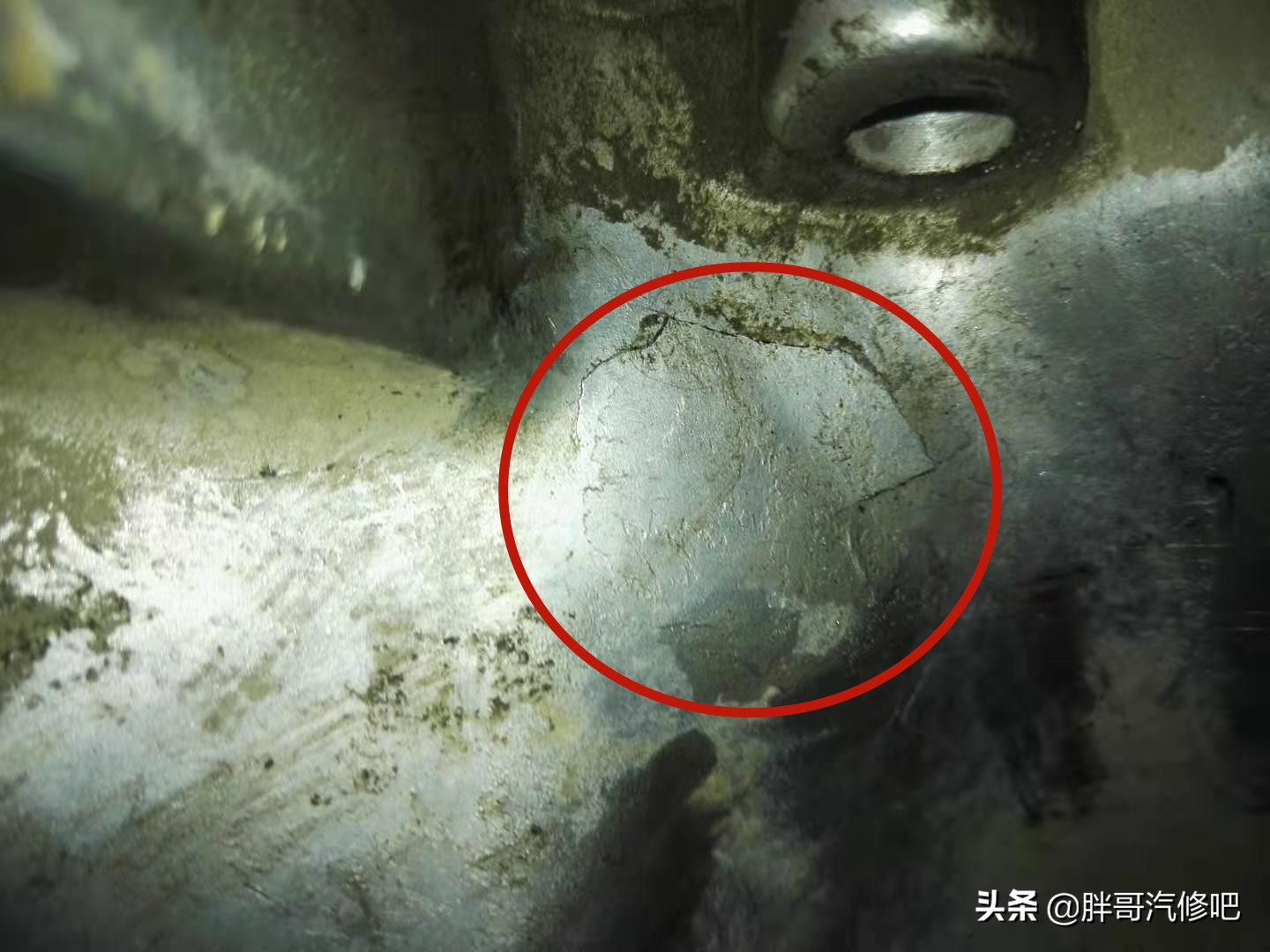 车主非正常启动车辆，然而一个小失误，变速箱被击了大窟窿