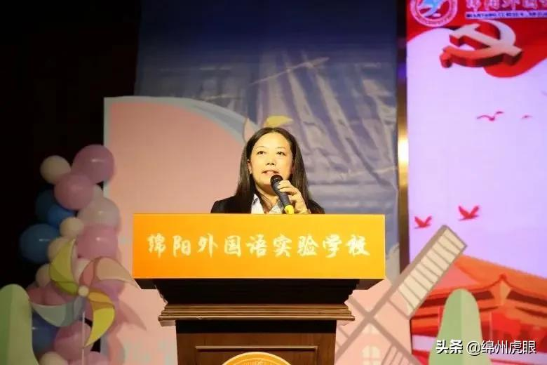 好心疼！绵阳十二三岁的娃娃，竟被学校赶下田去插秧子