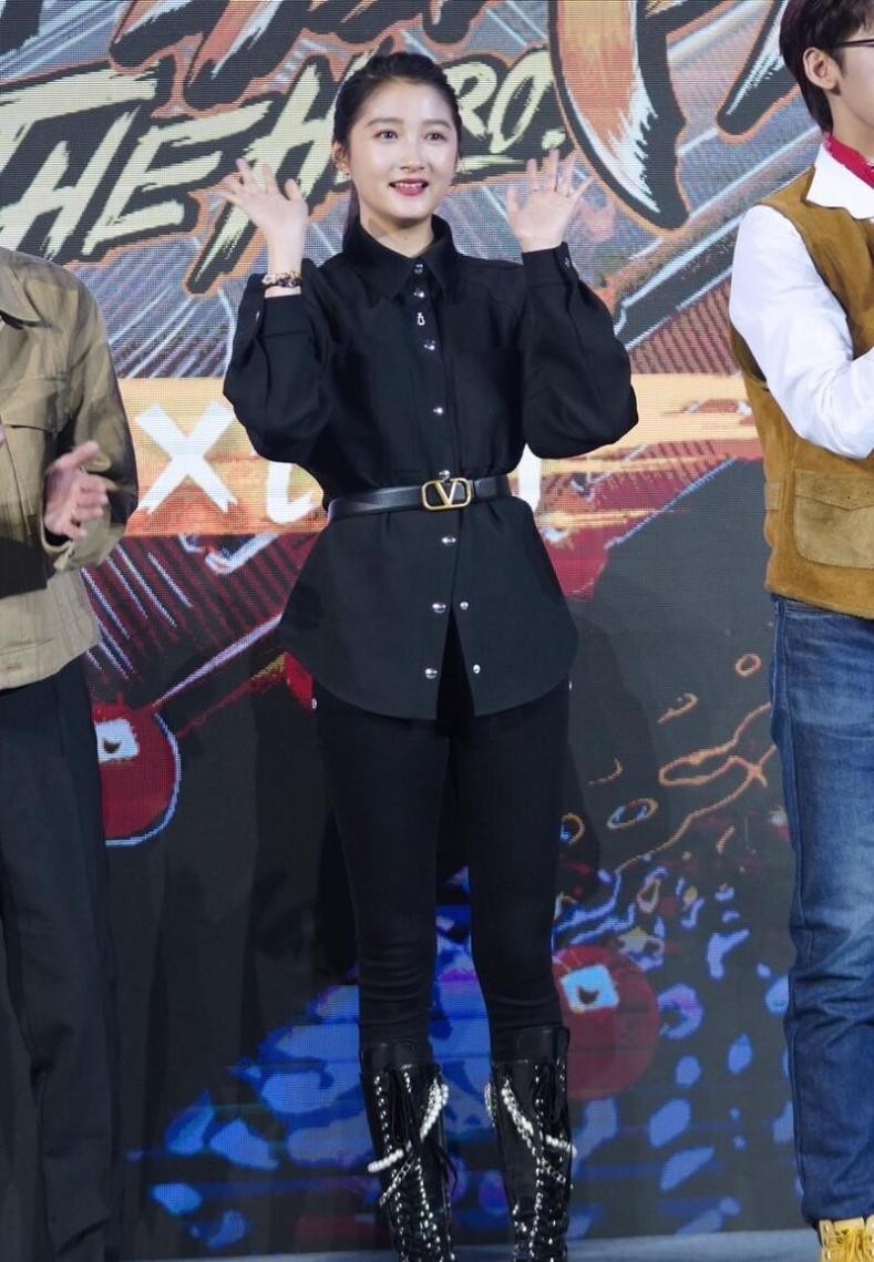 也就关晓彤敢穿紧身皮裤,虽然有点皱,但108cm长腿也太吸睛了