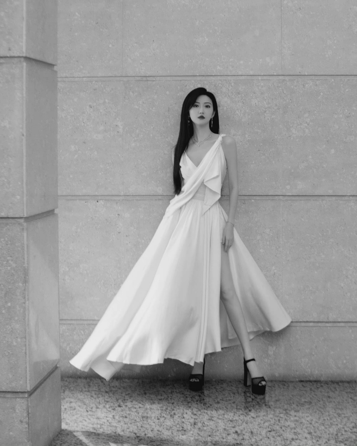 景甜高调现身Dior活动！穿一身白裙变希腊女神，Dior审美太稳定