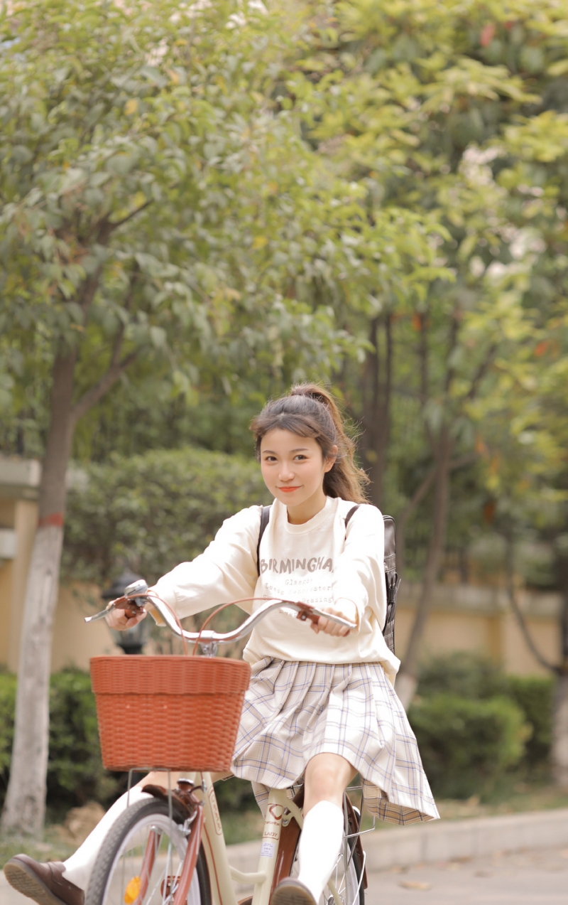 清纯校园美女(美少女清纯唯美写真，身着JK制服校园自由骑行，那是我逝去的青春)