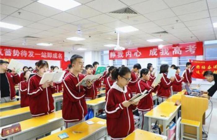 教育部最新回应：中小学“上课时间”已调整，学生轻松家长却难