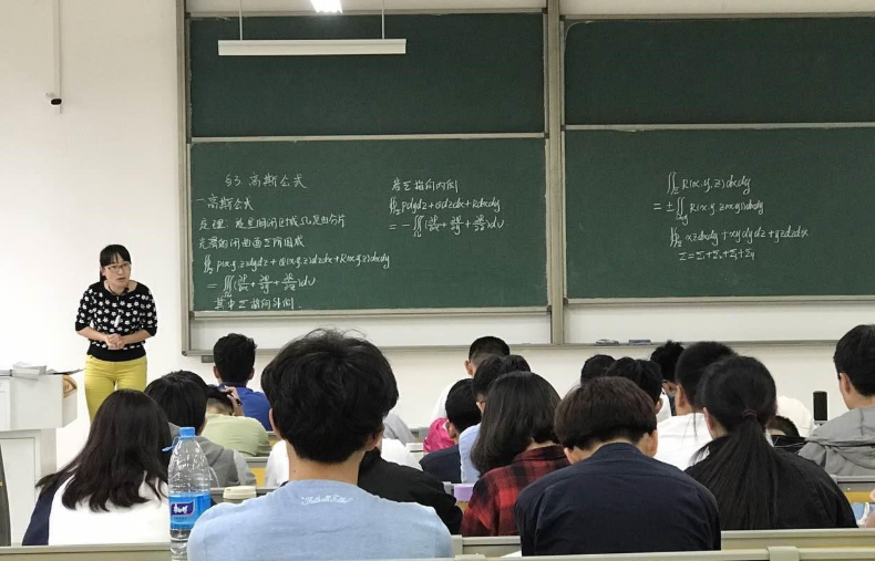 大学体育选瑜伽好过吗(大学“挂科率”高的学科，而且补考更艰难，学生要重视)