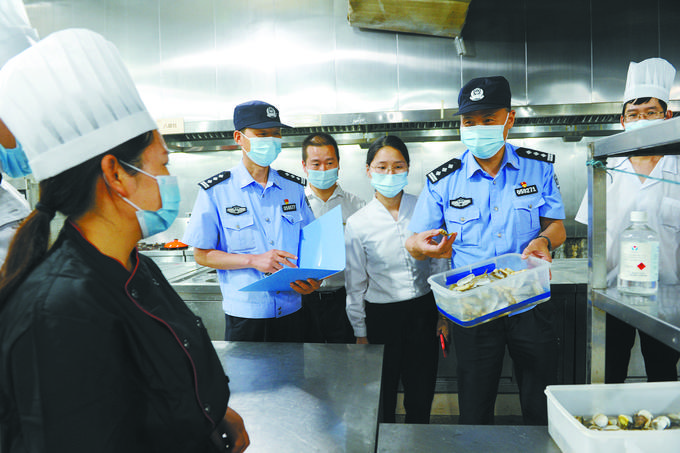 【护航高考】莘莘学子乘风破浪 公安民警全力护航