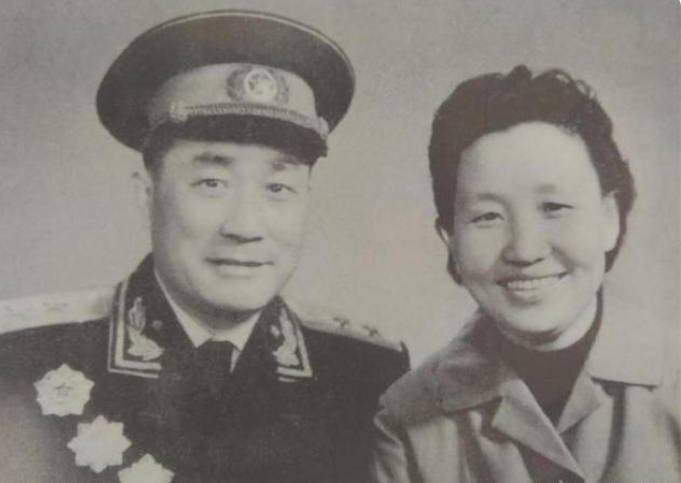 张国华开会，警卫来报说他女儿病重，张国华发火：凡事总有个轻重